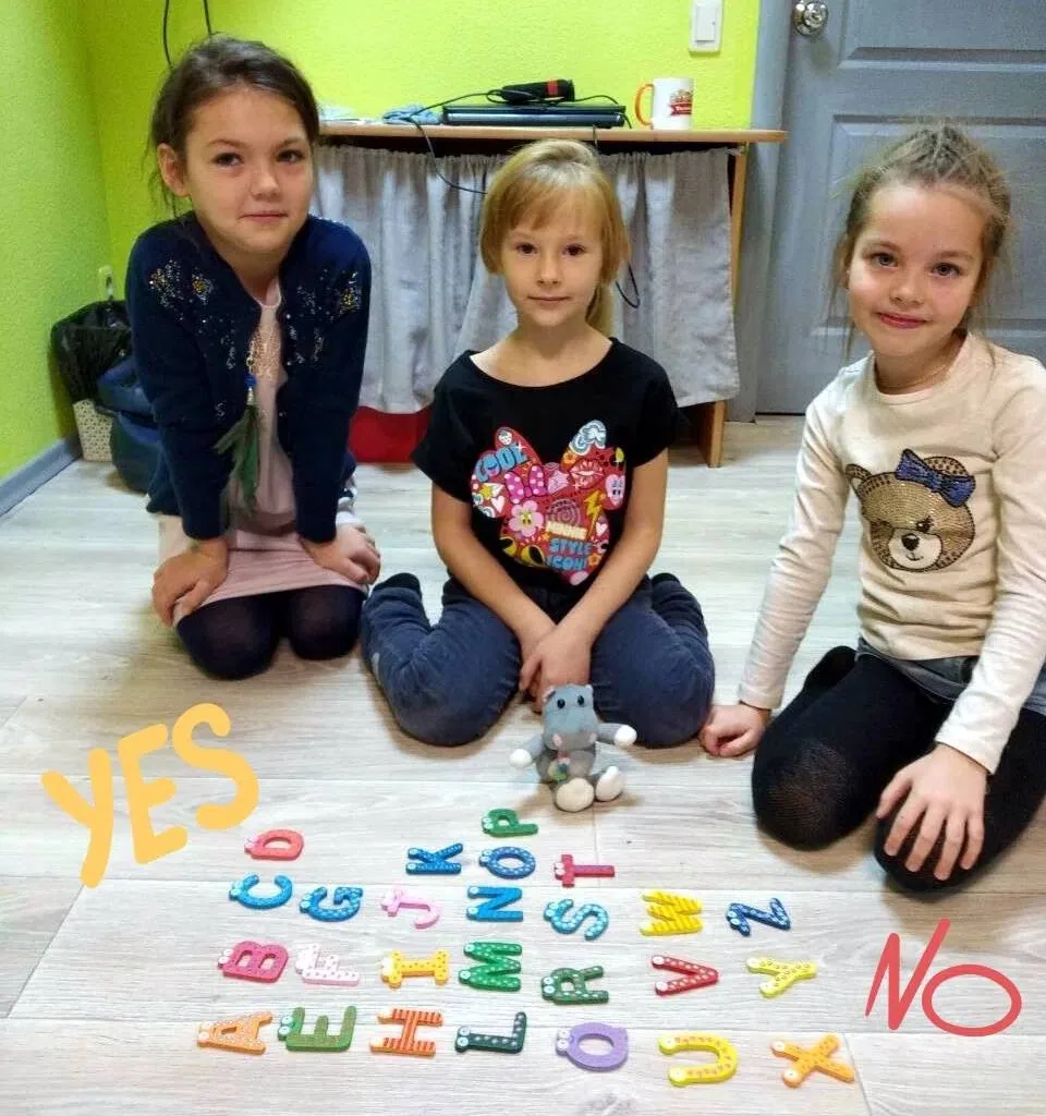Дети выполняют игровое задание с английскими буквами