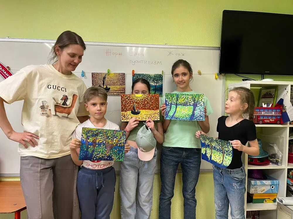 Дети показывают картины, созданные на занятии