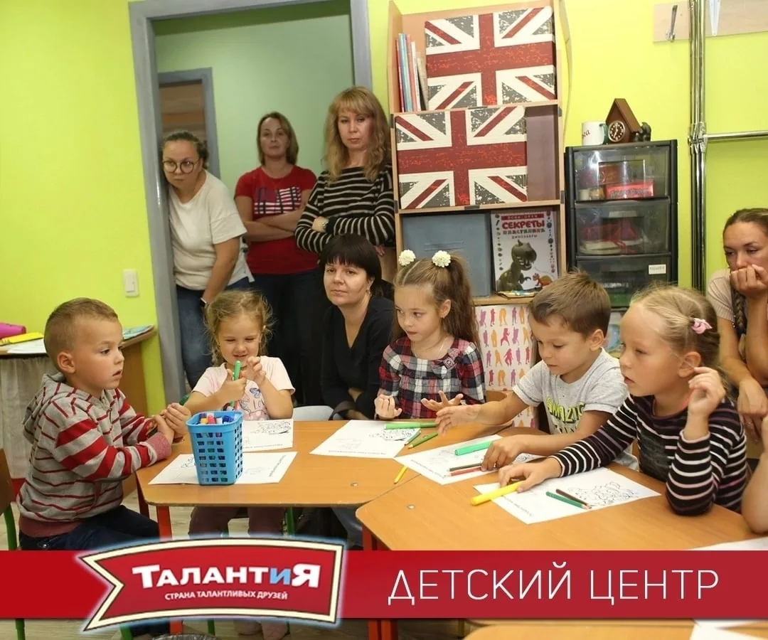 Дети занимаются за столом в небольшой учебной группе