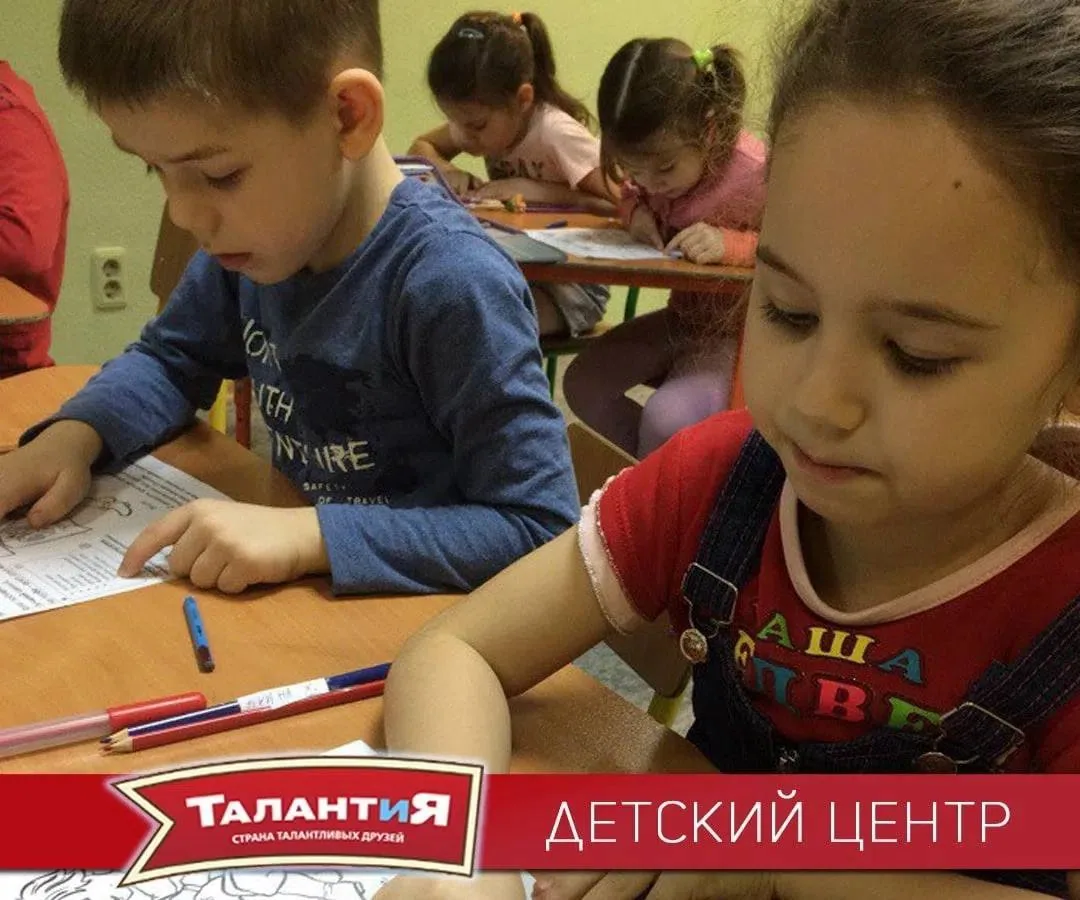 Дети занимаются за столом в небольшой группе