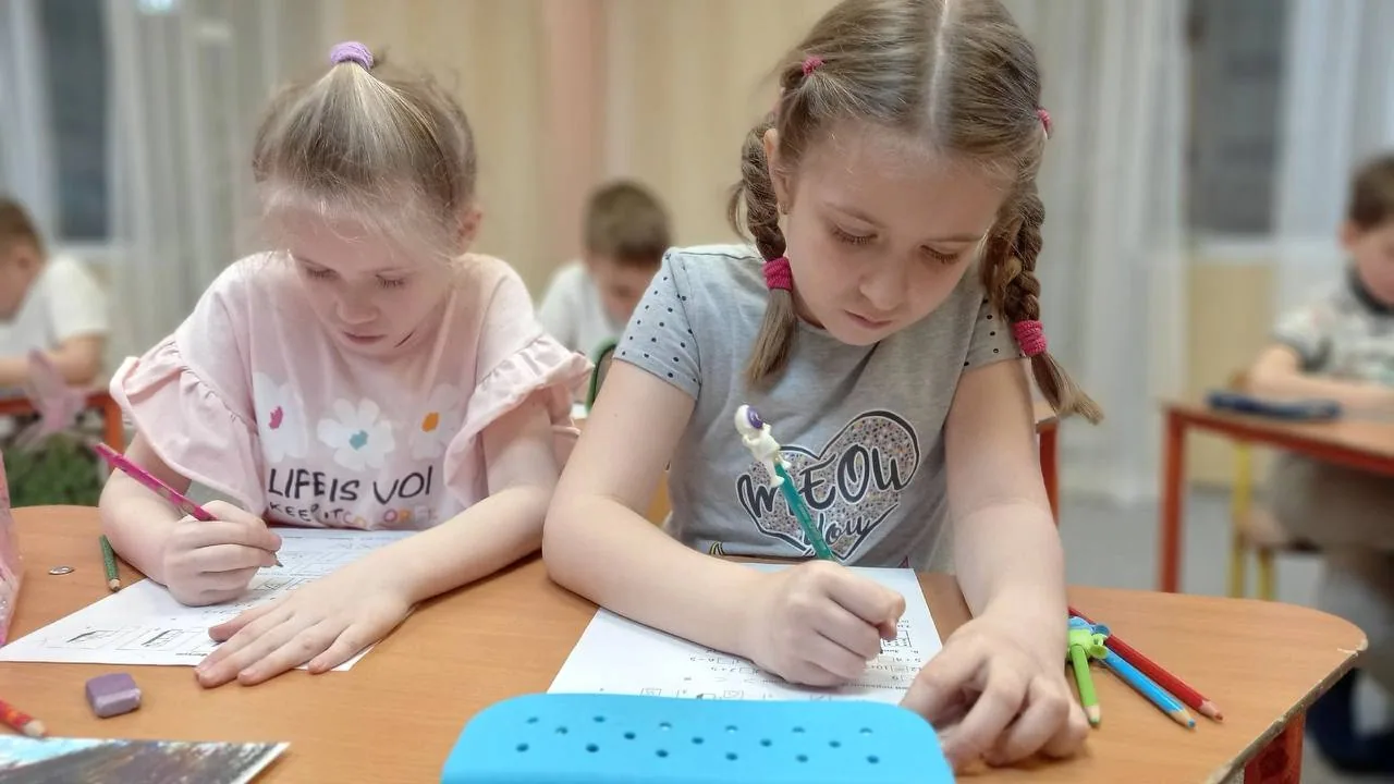 Дети выполняют задания на развивающем занятии