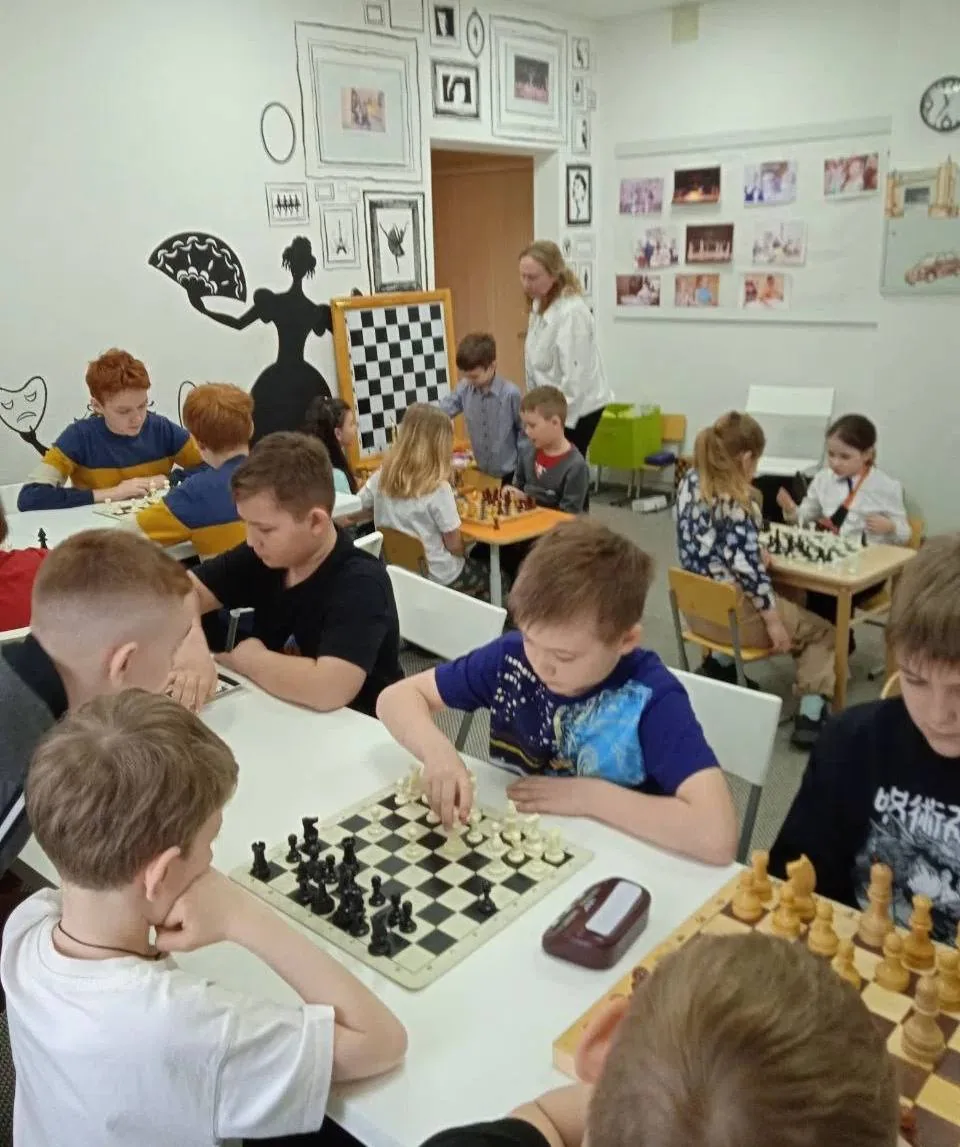 Дети играют в шахматы на групповом занятии